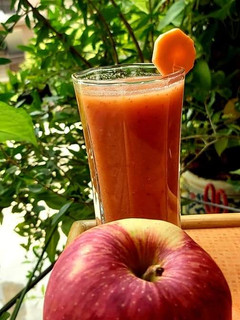 મલ્ટી વિટામિન એપલ જ્યુસ(Multi vitamin apple juice recipe in Gujarati) રેસીપી મુખ્ય ફોટો