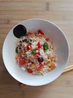 Foto di Insalata di riso vegana🍅🥬🍚🥢
