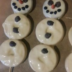 Vickys Snowman Cookie Pops A picture of Vickys Snowman Cookie Pops.