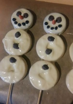 A picture of Vickys Snowman Cookie Pops.