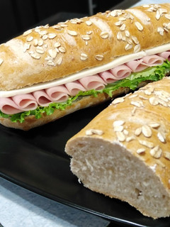 Una foto de Pan rústico natural(baguette)