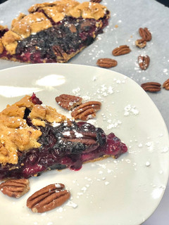 Une photo de Tarte rustique aux fruits rouges, noix et crème fraîche