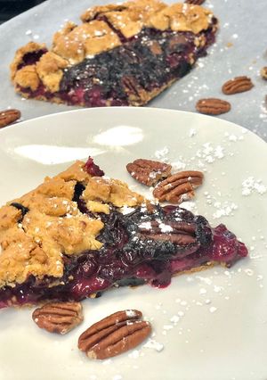 Une photo de Tarte rustique aux fruits rouges, noix et crème fraîche