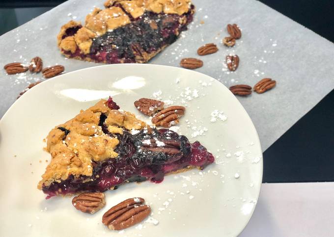 Tarte rustique aux fruits rouges, noix et crème fraîche