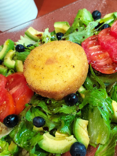 Una foto de Ensalada de mi huerto con queso de cabra