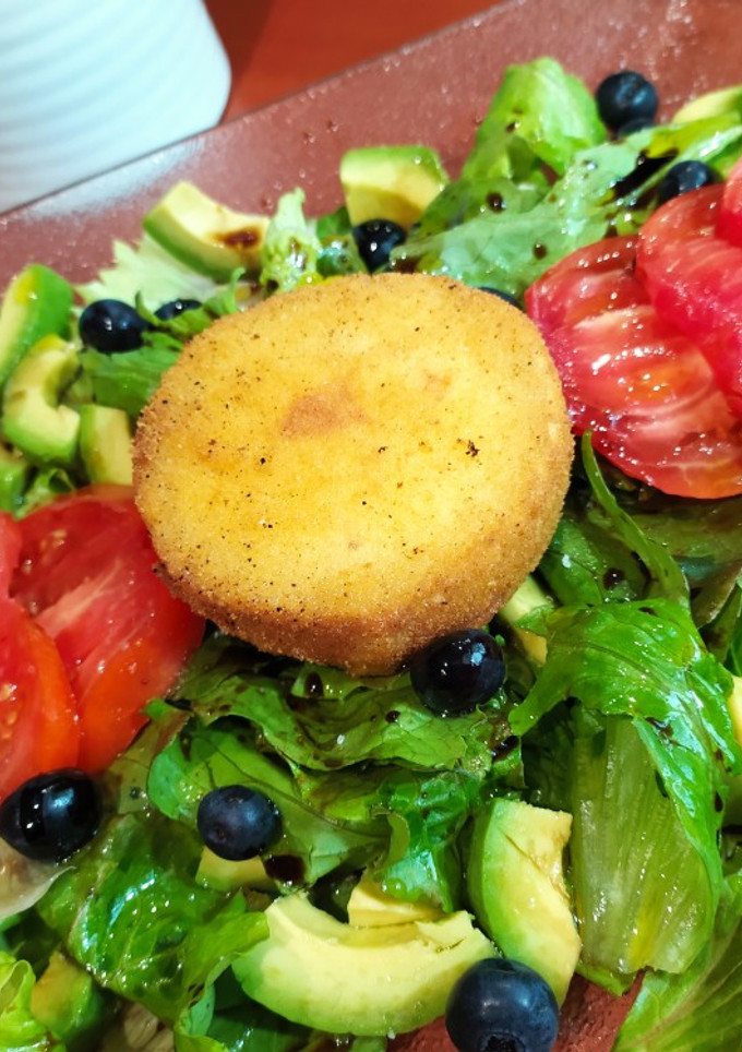 Una foto de Ensalada de mi huerto con queso de cabra
