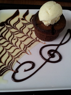 Una foto de Coulant de chocolate con helado de chocolate blanco