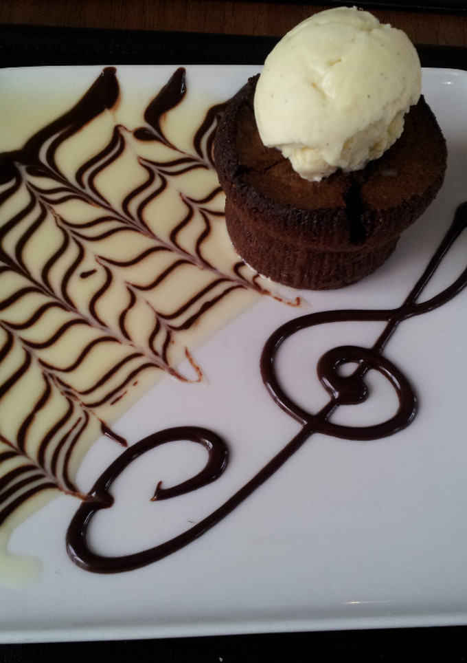 Una foto de Coulant de chocolate con helado de chocolate blanco