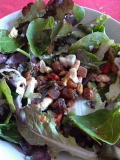 Una foto de Ensalada con queso azul y frutos secos
