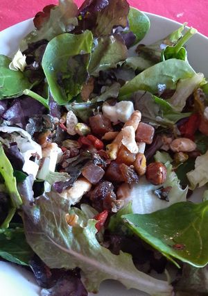 Una foto de Ensalada con queso azul y frutos secos
