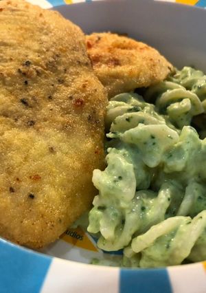 Brokkolis tészta kukoricalisztben forgatott csirkemellel recept fotója