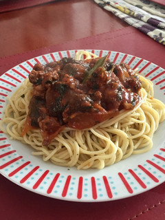 Una foto de Fideos con salsa boloñesa y espinaca