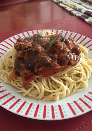 Una foto de Fideos con salsa boloñesa y espinaca