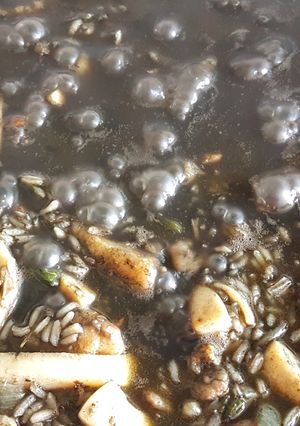 Una foto de Arroz negro con calamar y gambas