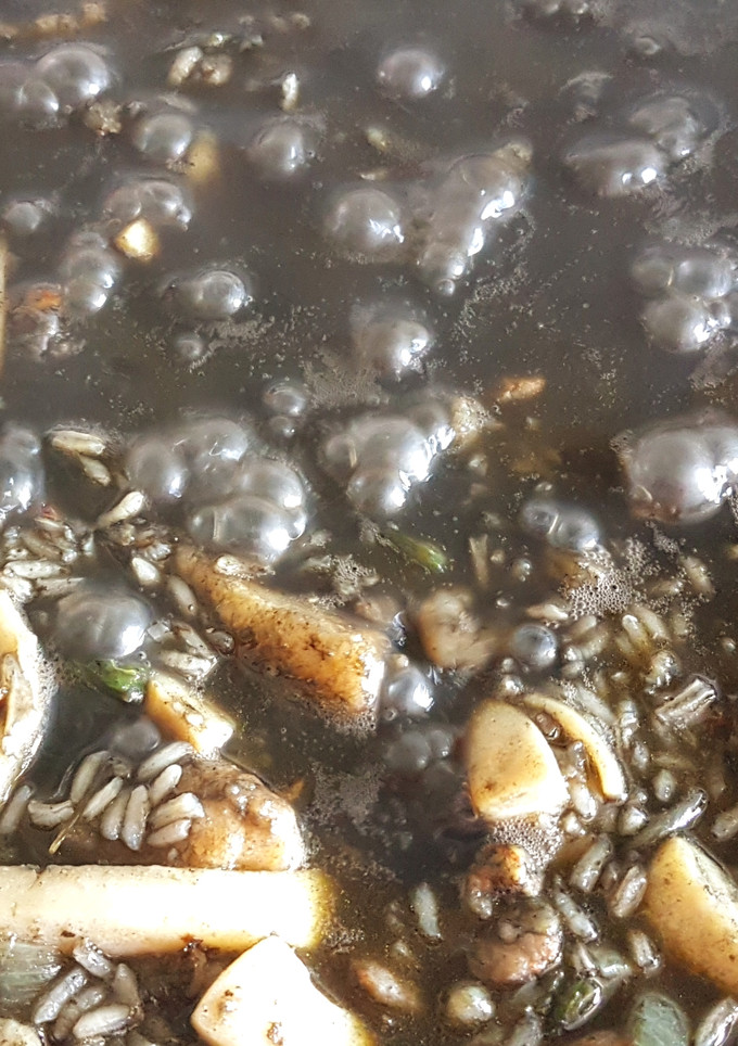 Una foto de Arroz negro con calamar y gambas