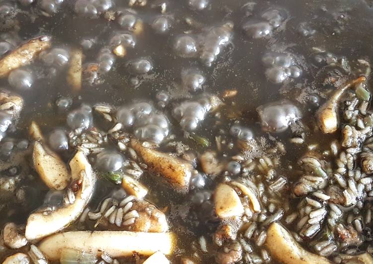 Arroz negro con calamar y gambas