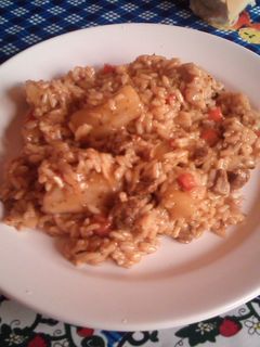 Una foto de Guiso de arroz con carne y mandioca