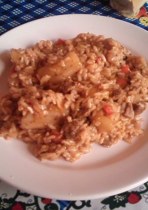 Una foto de Guiso de arroz con carne y mandioca