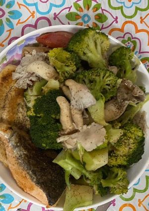 A picture of Salmon & Chicken steak with broccoli mushroom#Edema - no salt🧂#211 plate.
