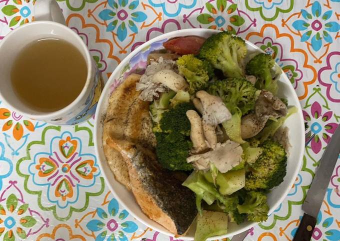 Recipe of Any-night-of-the-week Salmon &amp; Chicken steak with broccoli mushroom   #Edema - no salt🧂 #211 plate