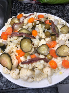 Una foto de 22. Ensalada de coliflor y verduras con un toque agridulce (entrante ensalada)