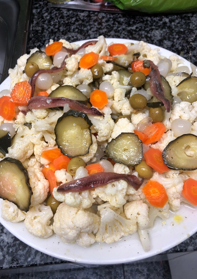 Una foto de 22. Ensalada de coliflor y verduras con un toque agridulce (entrante ensalada)