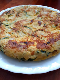 Una foto de Tortilla de patatas y calabacín