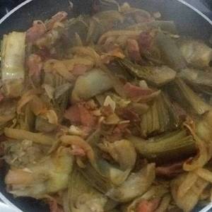 Alcachofas con cebolla y lacon