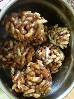 A picture of Murmura Ladoo.