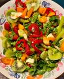Spring Salad 🥗 Σαλάτα με φράουλες, ακτινίδιο, ντοματίνια, πιπεριές, βερύκοκα, ρόκα, σέσκουλο ❤️♥️❤️