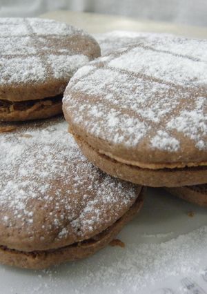 Una foto de Alfajores de algarroba
