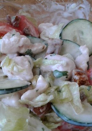 Una foto de Ensalada fresca con salsa de yogurt