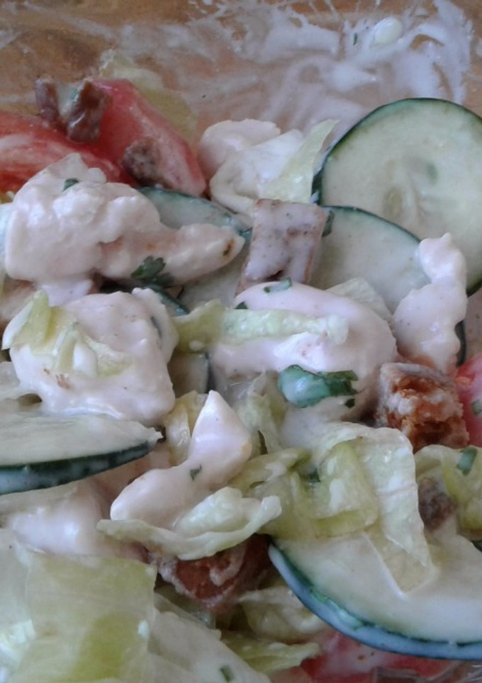 Una foto de Ensalada fresca con salsa de yogurt