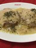 Filetes de pollo rellenos de queso y bacon en salsa de champiñón