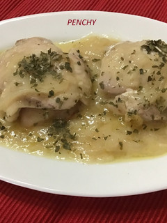 Una foto de Filetes de pollo rellenos de queso y bacon en salsa de champiñón