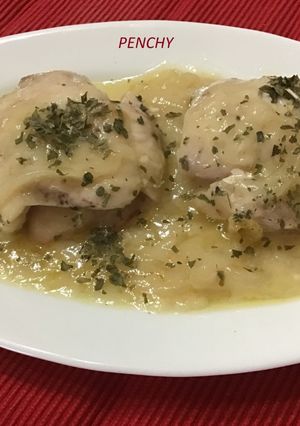 Una foto de Filetes de pollo rellenos de queso y bacon en salsa de champiñón