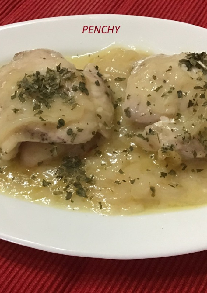 Una foto de Filetes de pollo rellenos de queso y bacon en salsa de champiñón