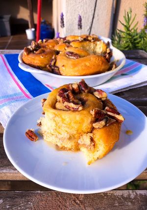 Una foto de Cinnamon pecan rolls