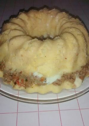 Una foto de Budín de polenta, carne picada y tuco