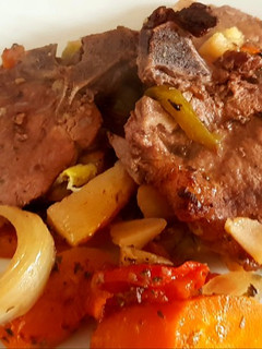 Una foto de Costillitas de cerdo con vegetales al horno.👨🍳