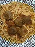 Albóndigas y spaghetti en salsa roja