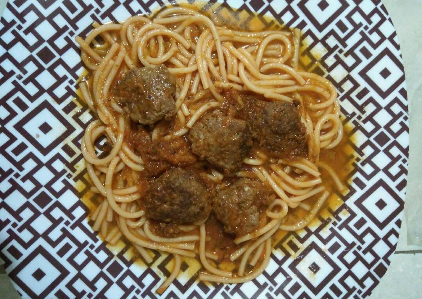 Albóndigas y spaghetti en salsa roja