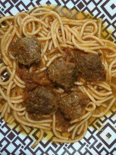 Una foto de Albóndigas y spaghetti en salsa roja