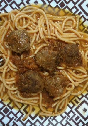 Una foto de Albóndigas y spaghetti en salsa roja