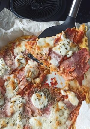 Une photo de Spaghettis façon pizza, jambon et mozzarella