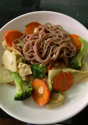 Hình của món Bún gạo lứt ức gà with salad (healthy).