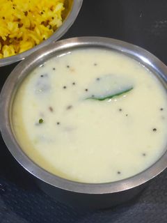 गुजराती कढ़ी (Gujarati kadhi Recipe in Hindi) रेसिपी मुख्य फोटो