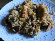 Una foto de couscous con berenjena y tomate