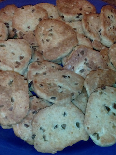 Una foto de Galletas de queso parmesano y aceitunas verdes