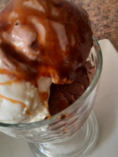 Una foto de Helado casero de chocolate y vainilla sin heladera 4 ingredientes